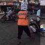 Nyeleneh, Tukang Parkir di Jogja Sambut New Normal Pakai Galon di Kepala