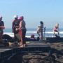 Viral Bule Berpose Seksi Pakai Bikini di Samping Ibu-ibu Sembahyang