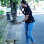 Viral Gadis Muda Penyapu Jalan Tak Malu Bantu Ibu, Ini Foto-fotonya