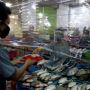 Cegah Corona dari Uang, Transaksi di Pasar Surabaya Wajib Pakai Nampan