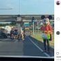 Korban PHK Jadi Boneka Badut di Pinggir Jalan, Video Aksinya Bikin Terenyuh