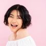 Mau Potong Rambut Pendek tapi Takut Jelek? Coba Trik Viral ala Wanita Ini
