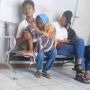 Bikin Terenyuh! Viral Foto Pria Memangku Nenek, 'Lelaki Tergagah Sedunia!'