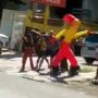 Kagum pada Balon Joget, Sekelompok Bule Ikutan Goyang di Pinggir Jalan