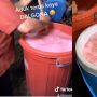Diaduk di Ember Besar, Es Susu Permen Karet Surabaya Ini Bikin Ngiler