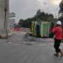 Truk Tronton Angkut Batu Bara Terguling di Cakung, Sopir: Jalannya Miring