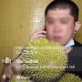 Seorang Pedagang Durian Gelar Lapak di Depan Kuburan, Warganet Marah