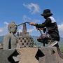 Candi Borobudur Dibersihkan dari Abu Vulkanik Gunung Merapi