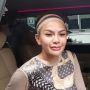Nikita Mirzani Dikasih Tasbi Oleh Orang Tak Dikenal Usai Jalani Sidang