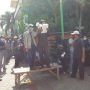 Balai Desa Gresik Diserbu Warga karena BLT Corona Tak Transparan