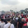 Suasana Unjuk Rasa Tolak RUU HIP di Gedung DPR, Massa Bakar Bendera PKI