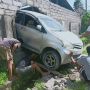 Tembus Tembok Tanpa Penyok, Potret Toyota Avanza Ini Bikin Warganet Heran