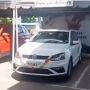 Detik-detik Mobil Baru Keluar Dealer Bikin Geger Karyawan, Gerbang Hancur!