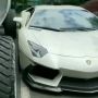 Sungguh Tega! Lamborghini Ini Jadi Tangga untuk Naik Mobil di Sebelahnya