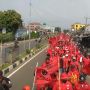 Tak Terima Bendera Partai Dibakar, Ratusan Massa PDIP Geruduk Markas Polisi