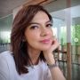 Najwa Shihab Pose di Tepi Kolam Renang, Sneakers Miliknya Bikin Salfok