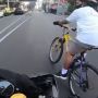 Pengendara Motor Sport Ngebut Nyaris Tabrak Pesepeda, Salah Siapa?