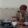 Kelewat Santuy, Pose Nenek-nenek Memasak di Atas Meja Ini Jadi Sorotan