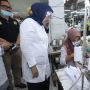 Menaker Ida Tinjau Pabrik Pembuatan Baju APD Hazmat