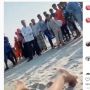 Viral Bule Berjemur di Pantai Ditonton Warga, Air Laut sampai Tak Terlihat