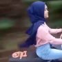 Potret Wanita Berhijab Naik Motor Bikin Salah Fokus, Kok Ada yang Aneh