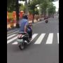 Skill Tingkat Dewa! Cara Pemotor Kendarai Scoopy Ini Bikin Deg-degan