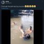 Tak Ciut Nyali, Viral Aksi Bocah Asyik Bermain Bersama Buaya di Sungai