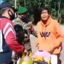 Takut Ditilang, Pengendara Motor Warna Pink Nangis Histeris di Depan Polisi