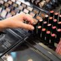 Belanja Kosmetik Lebih Aman dengan Bantuan Cermin Augmented Reality