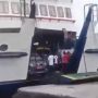 Detik-Detik Mobil Turun dari Kapal Feri, Bikin Jantung Deg-Deg Ser