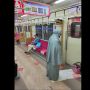 Heboh Perempuan Salat di Gerbong KRL, Warganet Malah Ributkan Hal Ini