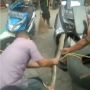 Merinding! Viral Video Ular Piton Sembunyi di Motor, Digelitik Ogah Keluar