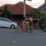 Penjual Jamu Layani Pembeli di Tengah Jalan, Publik: The Power of Emak-emak