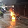 Ditinggal Pemilik ke Dalam Cafe, Motor Terbakar di Parkiran Jalan Hijas