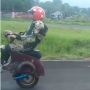 Potret Pemotor Naik Vespa Ini Bikin Salah Fokus, Skill Tingkat Dewa!