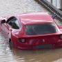Potret Ferrari Kejebak Banjir di Jalanan, Tak Berkutik Sama Sekali