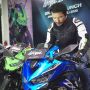 Potret Rio Dewanto Saat Jajal Motor Kawasaki Baru, Aura Bad Boy-nya Kental!