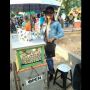 Dandan Nyentrik Banget, Penjual Cilok Jadi Sorotan Warganet