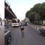Viral Pesepeda Bule Lawan Arus di Jalanan, Aksinya Bikin Jantung Copot