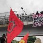 Bentangkan Spanduk di Atas JPO: Tak Becus Urus Virus Malah Kebut Omnibus!