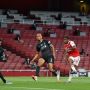 Digoda Selebgram Seksi, Wonderkid Arsenal Berikan Respons Genit