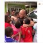 Pria Keturunan Tionghoa Dipeluk Anak-anak Papua, Warganet Terharu