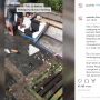 Ditabrak Motor Emak-emak, Gerobak Bakso Pak Jo Ambyar