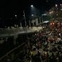 Pendemo Tolak Omnibus Law Masih Bertahan di DPR, 1 Orang Tampak Diamankan