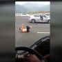 Viral! Pria Ini Nekat Pose 'Yoga' di Tengah Jalan Raya
