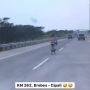 Santuy! Pria Naik Sepeda di Tengah Jalan Tol Cipali, Videonya Viral