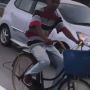 Aksi Santuy Pria Gowes Sepeda di Jalan Tol Cipali