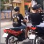 Cara Unik Pemotor Salurkan Hobi Karaoke di Jalan, Kocak Abis!