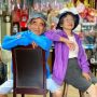 Modis, Kakek Nenek Ini Bergaya dengan Pakaian Laundry yang Tak Diambil