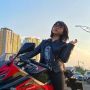 Potret Youtuber Gaming Cantik Pamer Motor Sport Barunya, Awas Jangan Salfok
